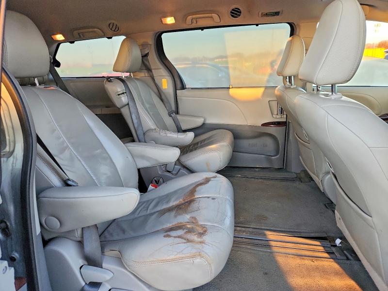 2014 Toyota Sienna xle 8-passenger