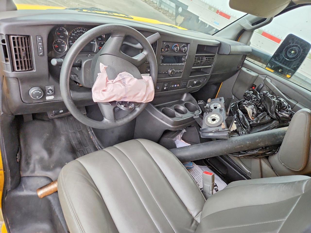 2022 GMC Savana BOX Truck