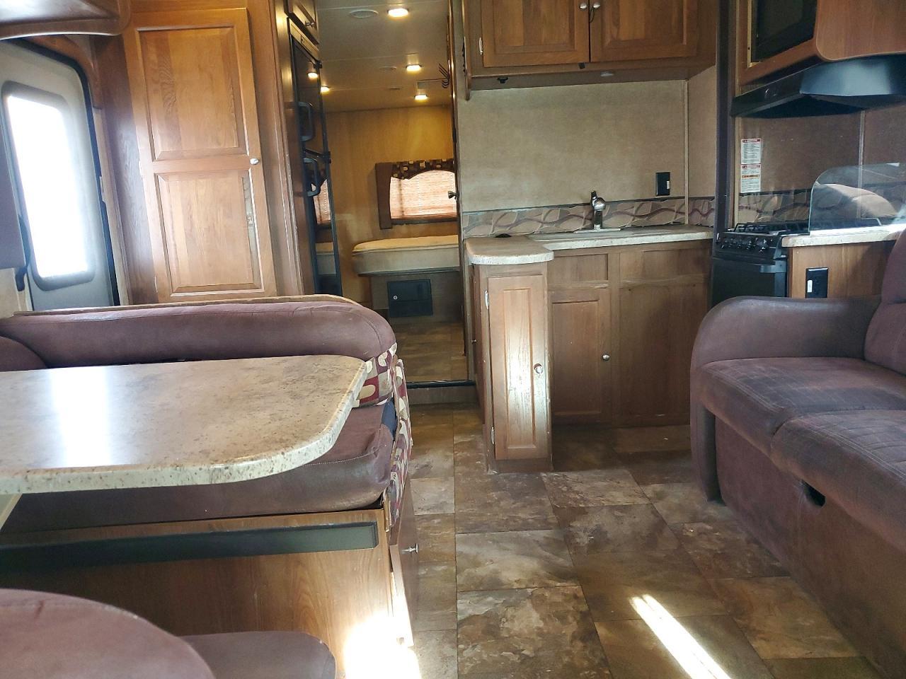 2015 Ford Econoline E450 Super Duty Cutaway Van