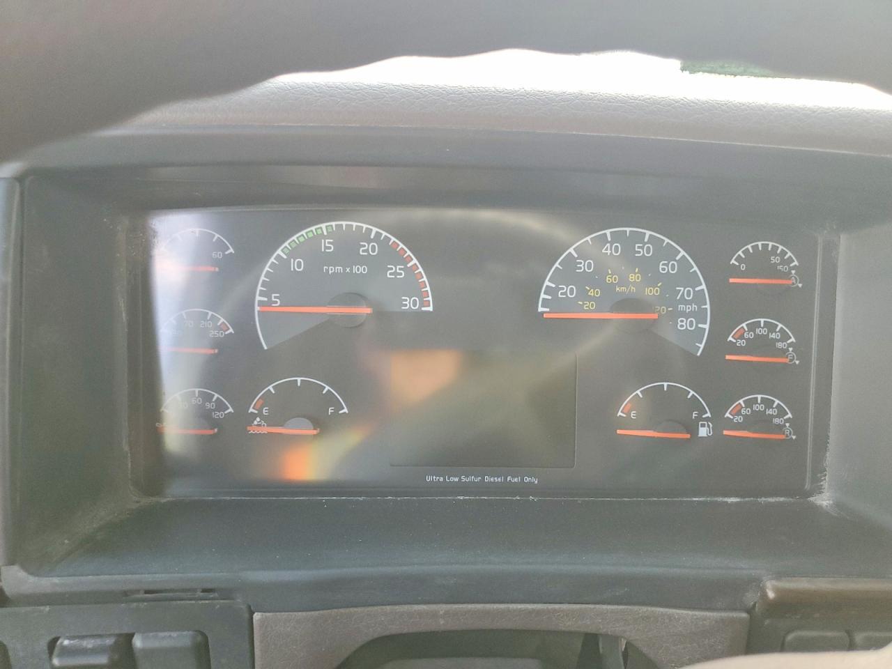 2013 Volvo VNL Semi Truck