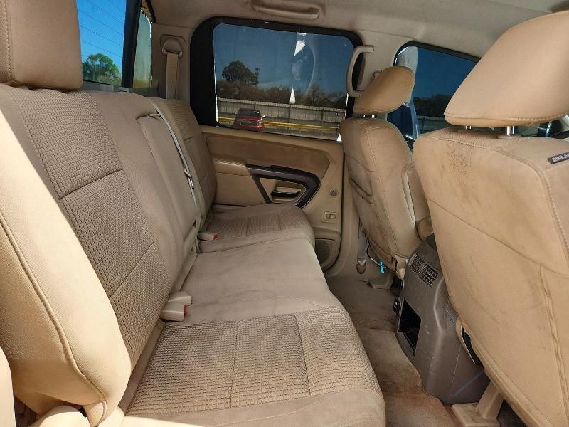 2015 Nissan Titan SV