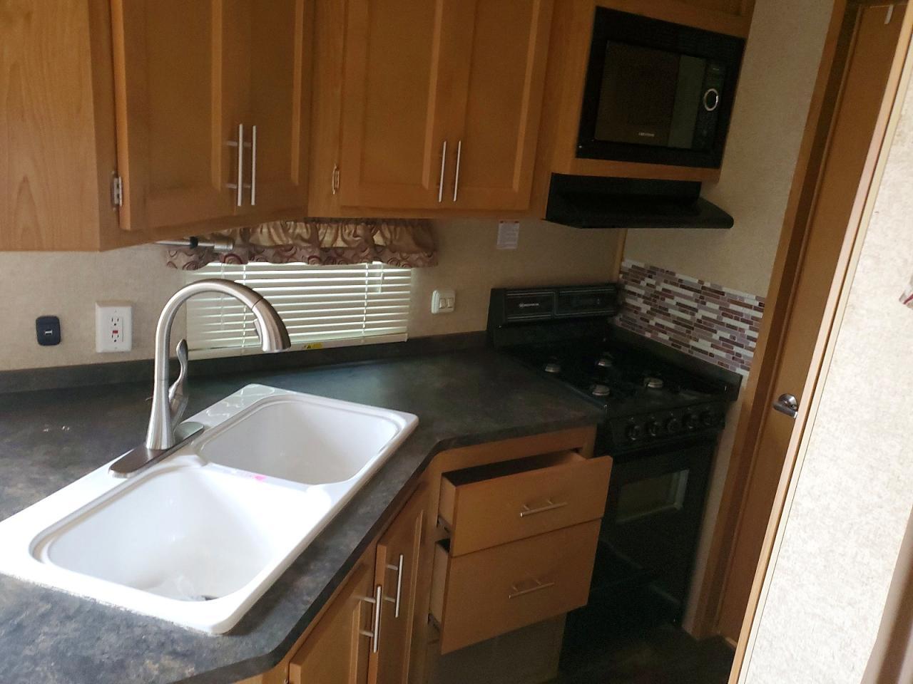 2019 Hy-Line 35 Camper