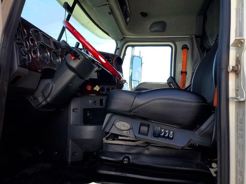2014 Mack CXU613 Semi Truck