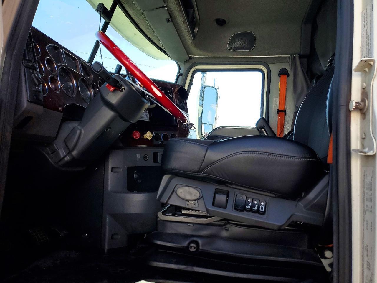 2014 Mack CXU613 Semi Truck