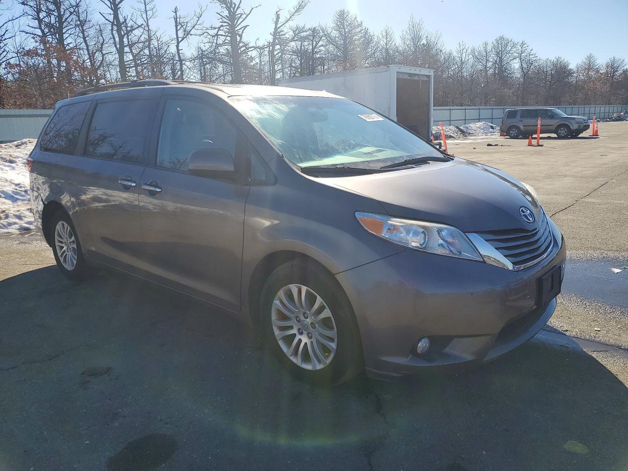 2017 Toyota Sienna xle 8-passenger