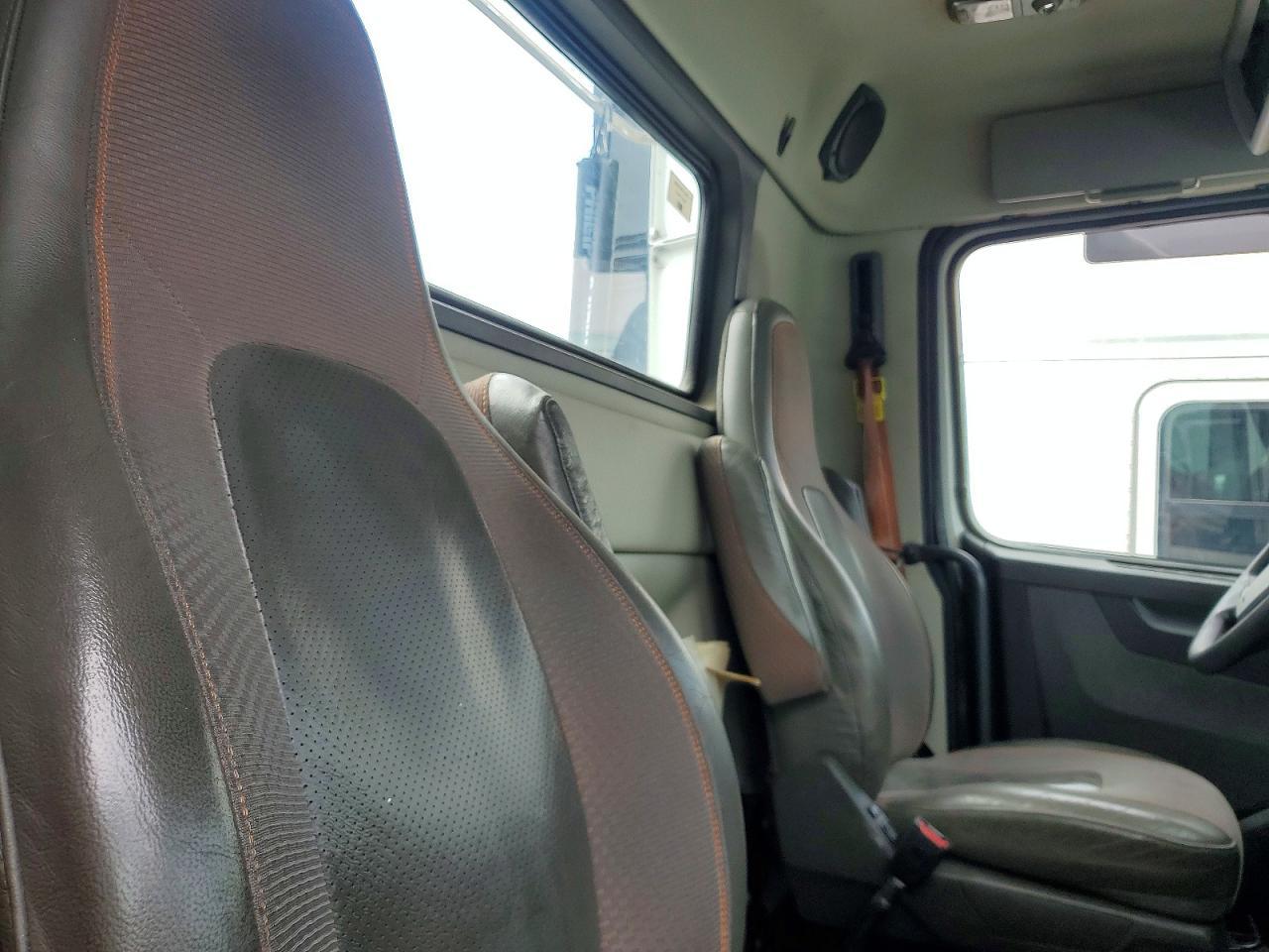 2020 Volvo VNR Semi Truck