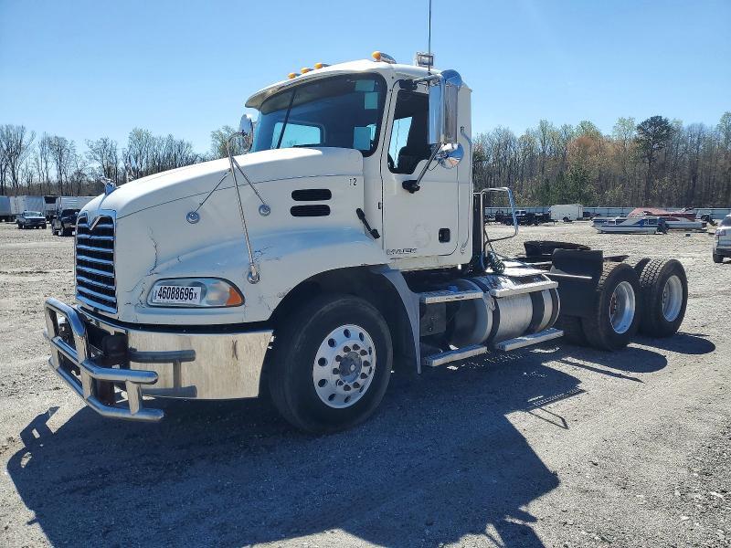 2015 Mack CXU613 Semi Truck