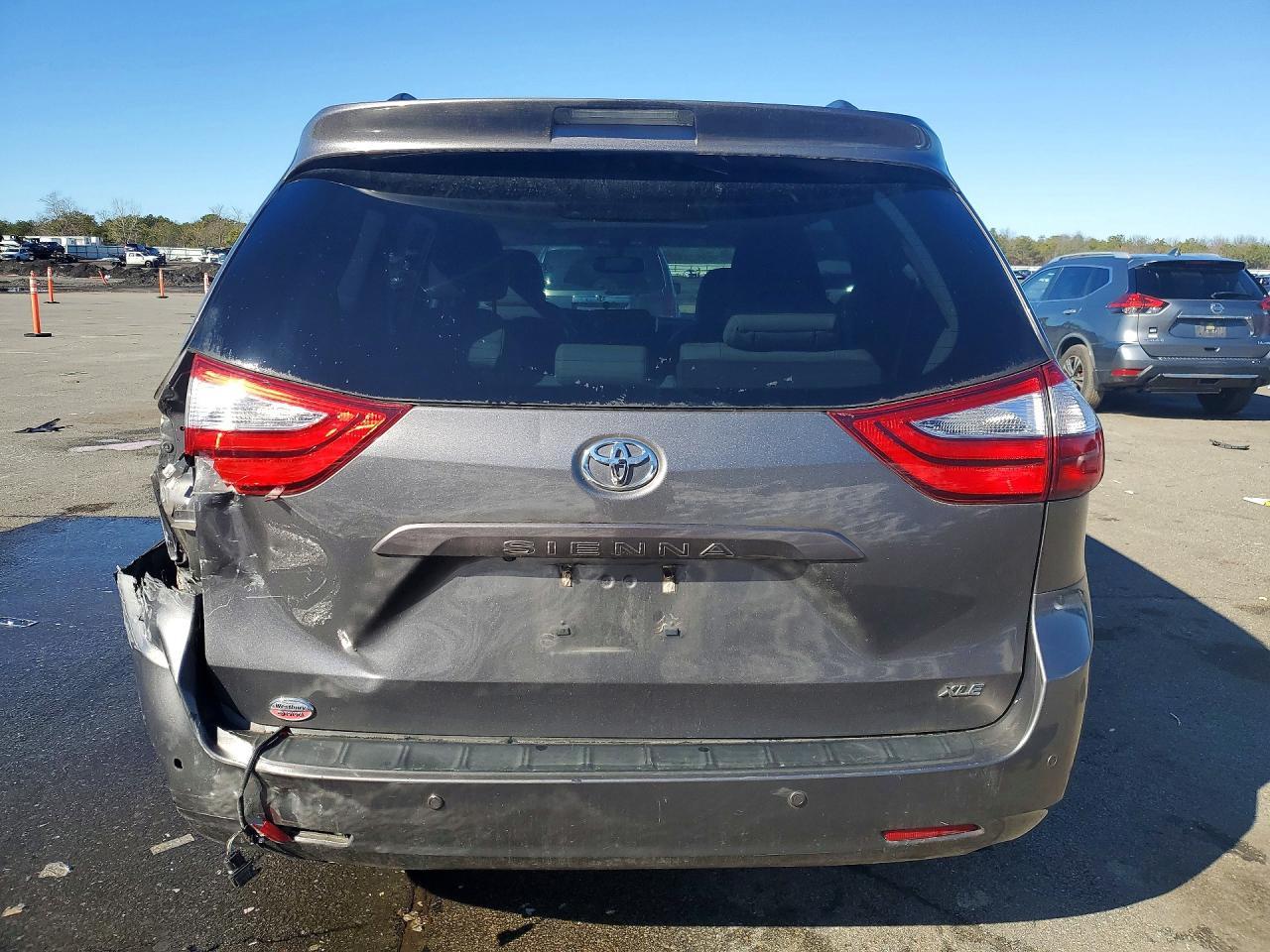 2017 Toyota Sienna xle 8-passenger