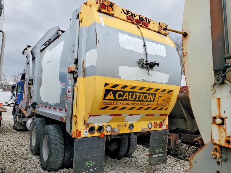 2017 Peterbilt 520 Refuse Truck