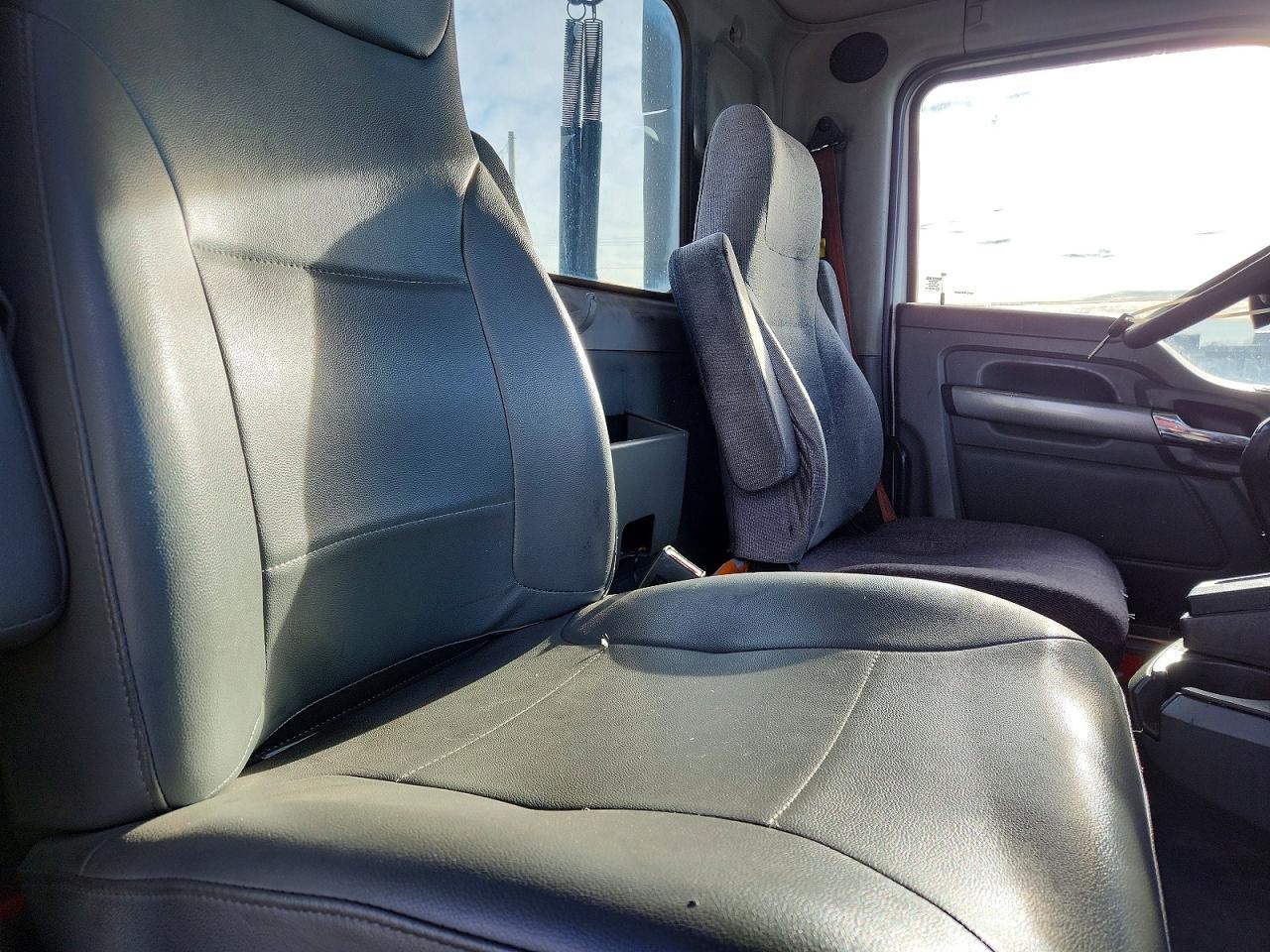 2015 Kenworth T680 Semi Truck