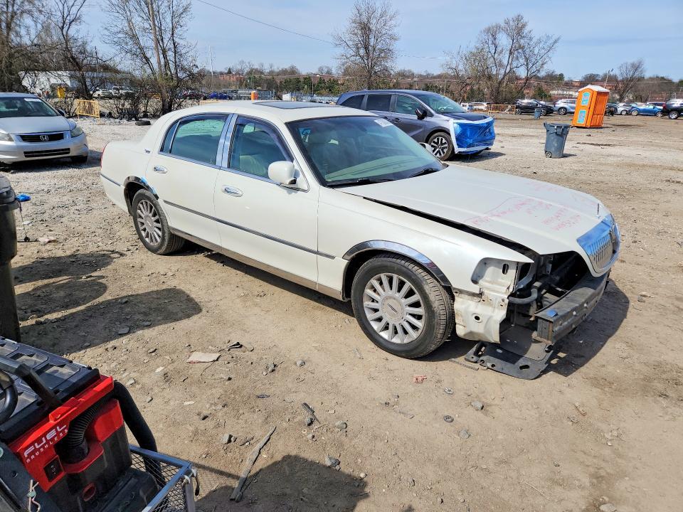2005 Lincoln Town car Signature Limited