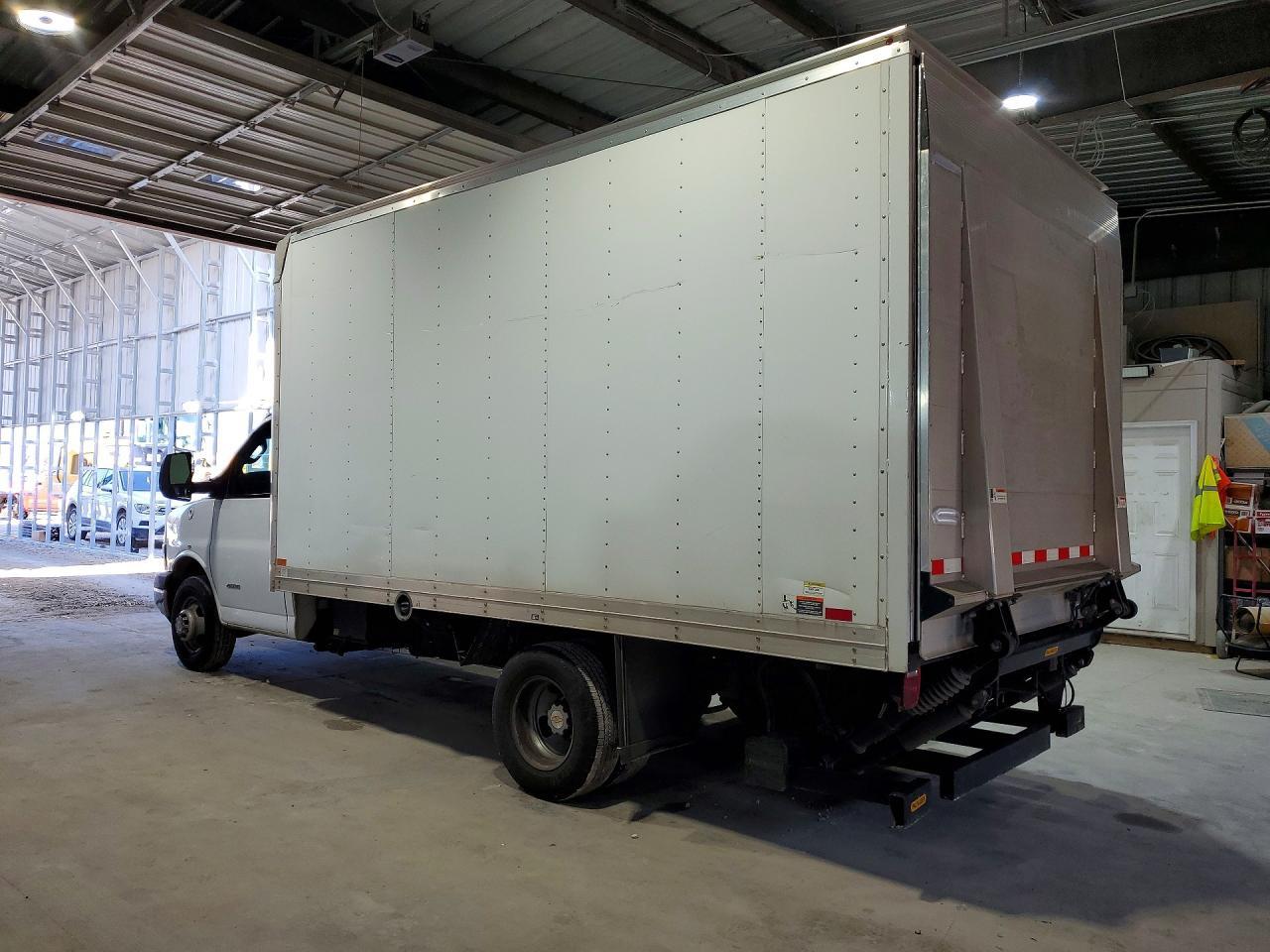 2017 Chev Express 4500 W/14' BOX
