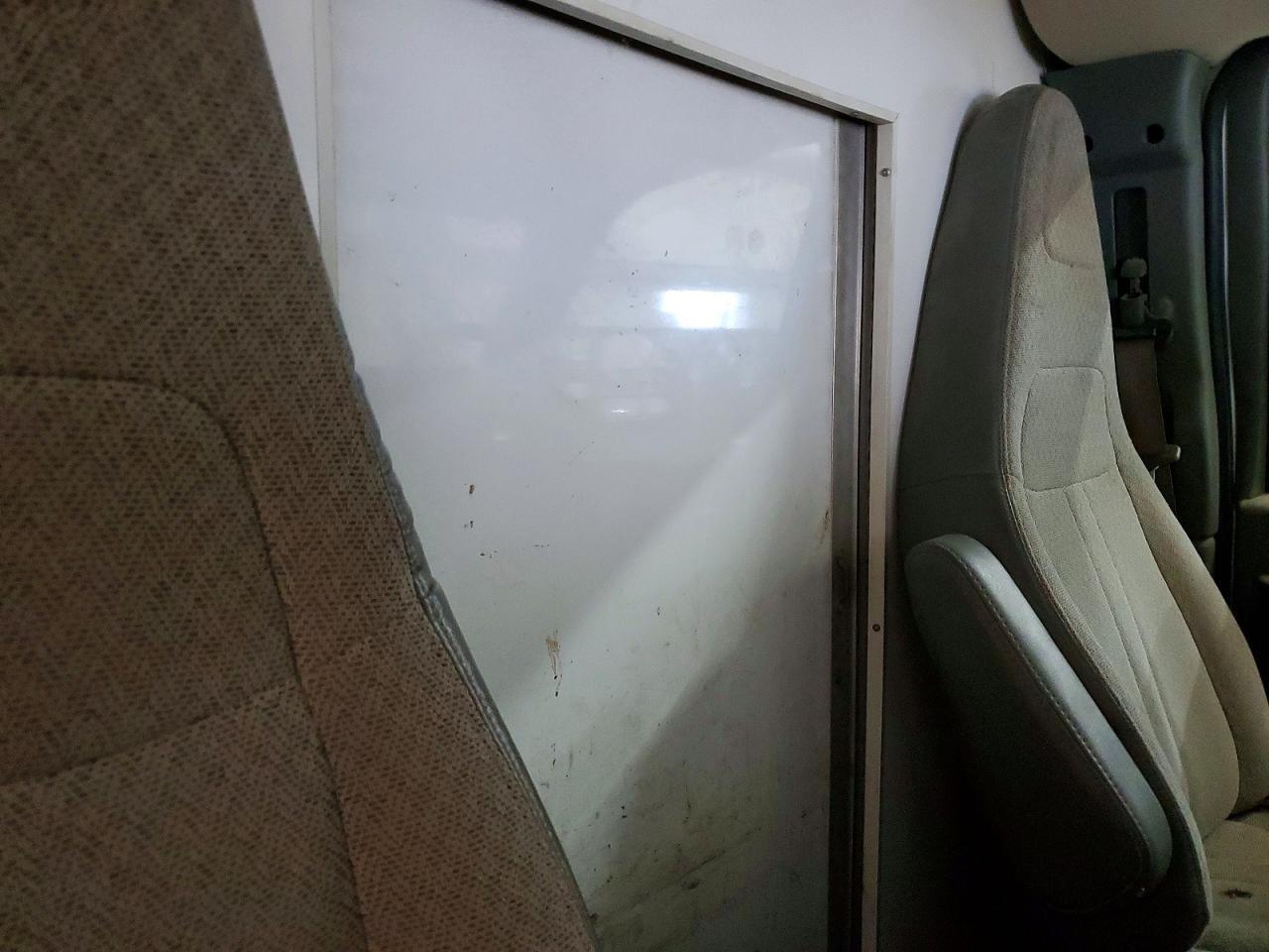 2018 Chevrolet Express BOX Truck