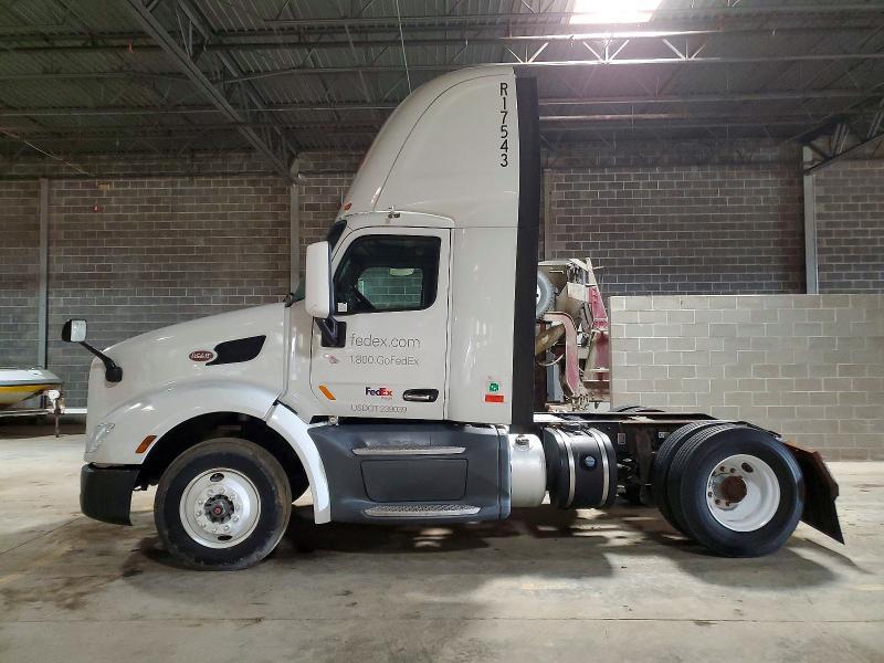 2016 Peterbilt 579 Semi Truck