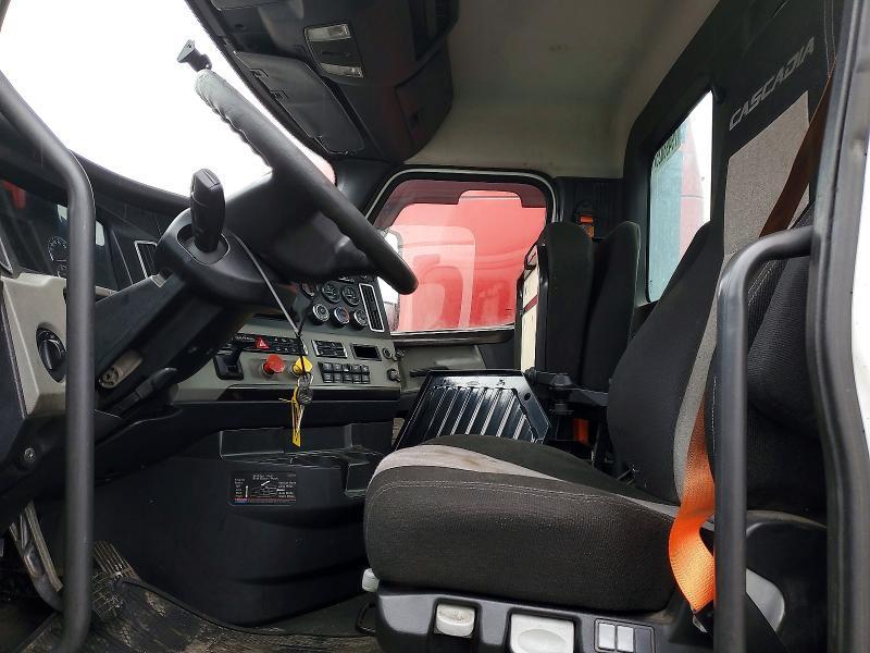2019 Freightliner Cascadia 1-semi Truck