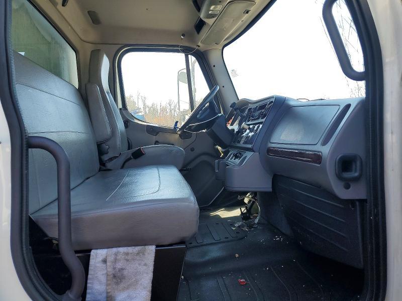 2013 Freightliner Business Class  M2 BOX Truck