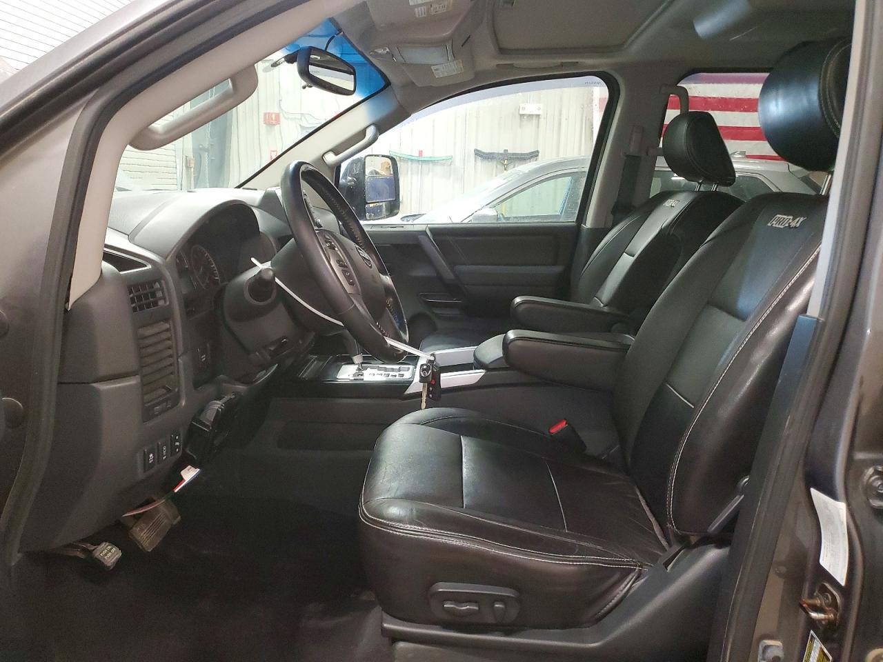 2014 Nissan Titan SV