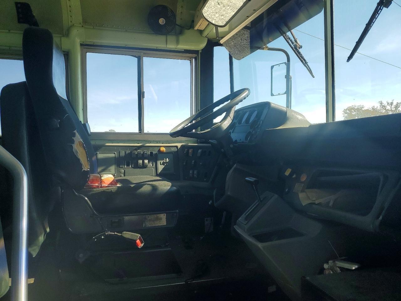 2000 Freightliner Chassis FS65