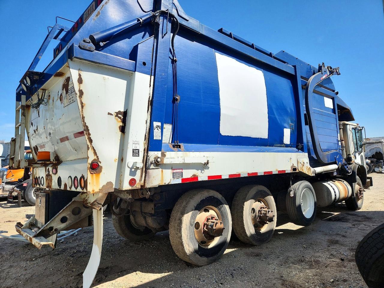 2011 Mack MRU613 Refuse Truck