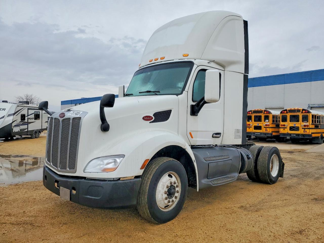 2017 Peterbilt 579 Semi Truck