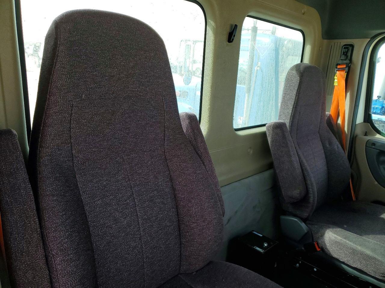2016 Freightliner Cascadia 113 Semi Truck