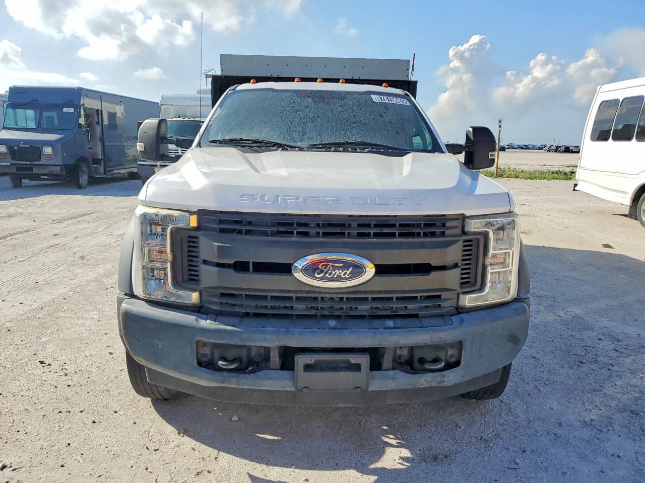 2018 Ford F450 Super Duty Flatbed Truck