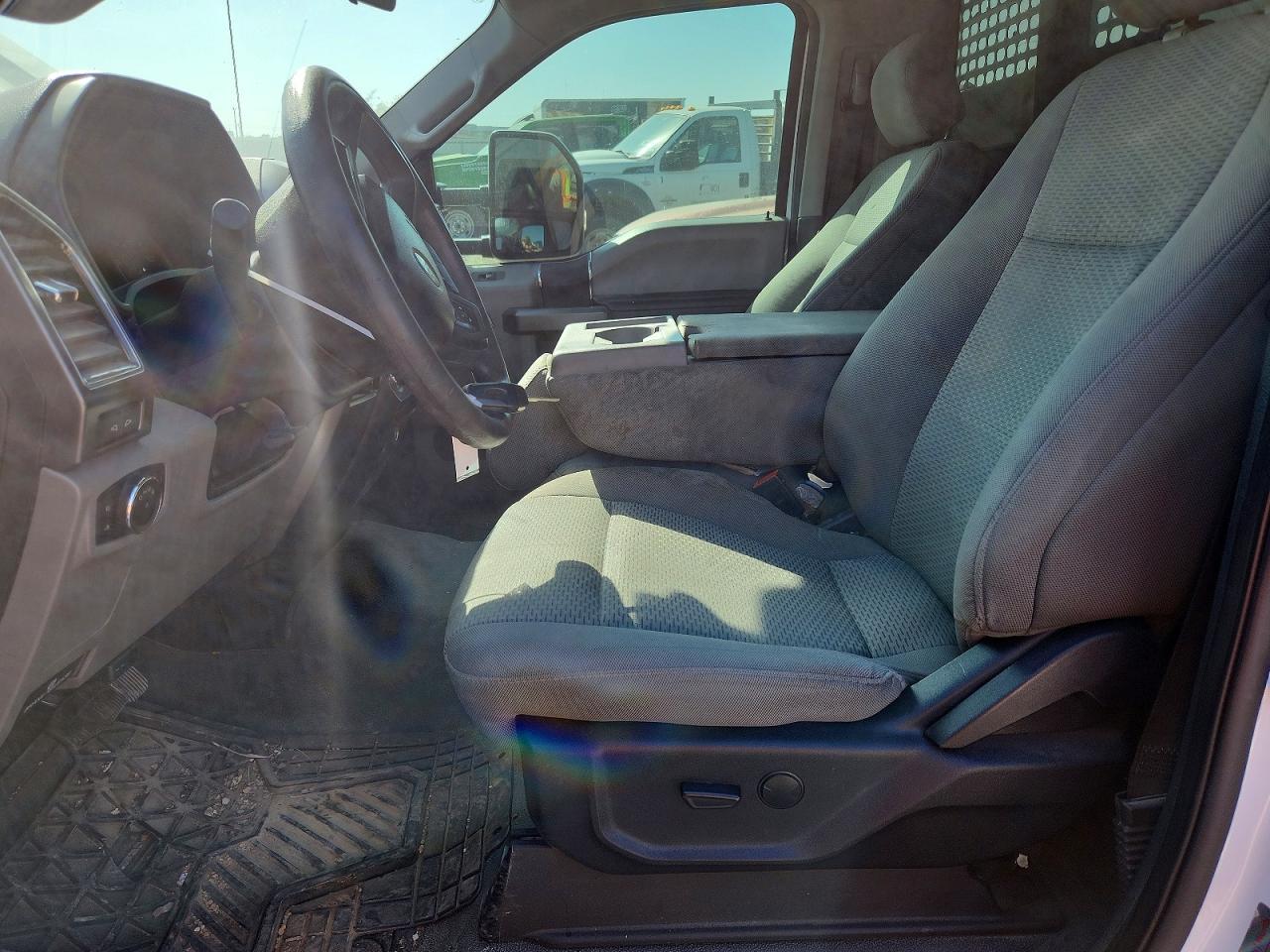 2020 Ford F550 Super Duty Flatbed Truck
