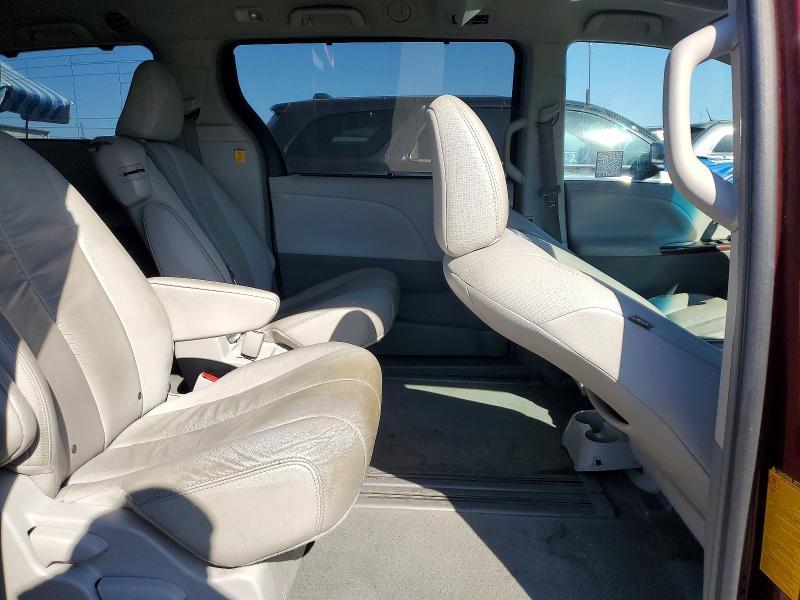 2012 Toyota Sienna xle 8-passenger