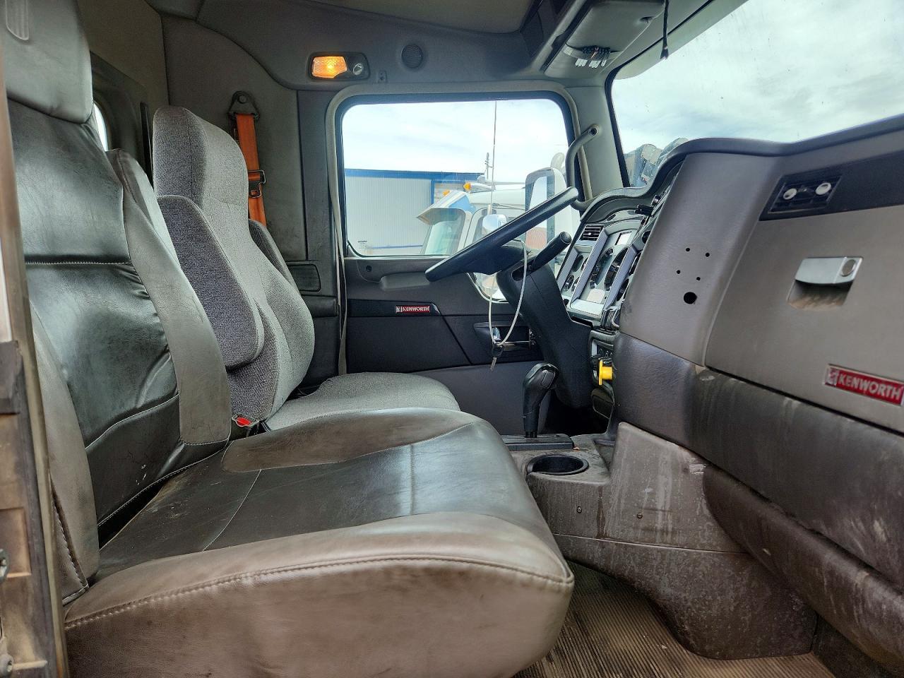 2013 Kenworth T660 Semi Truck