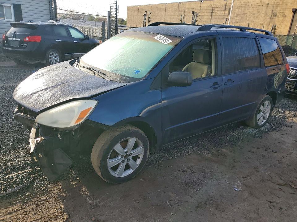 2004 Toyota Sienna le 8 Passenger