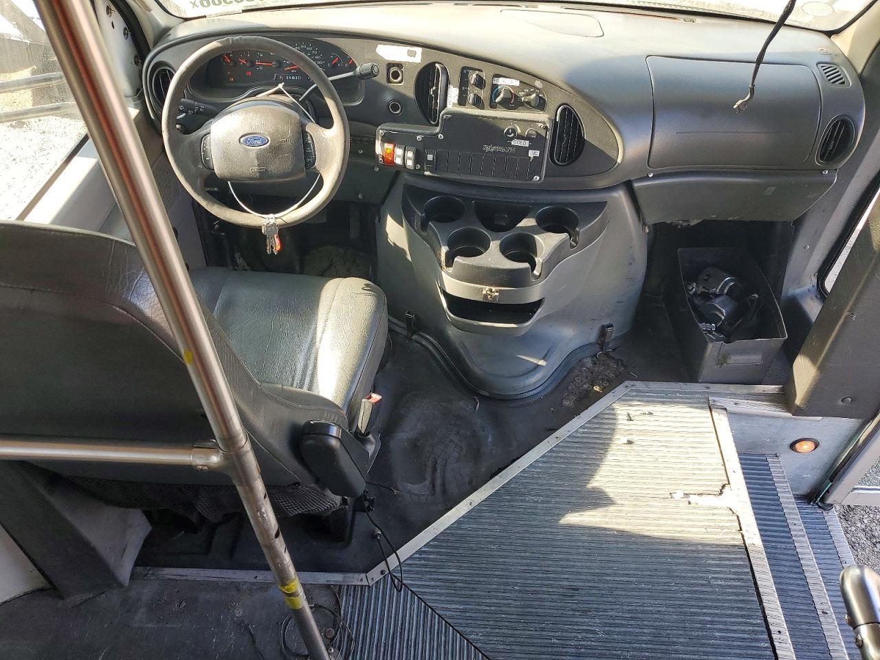 2008 Ford Econoline E450 Super Duty Cutaway Van