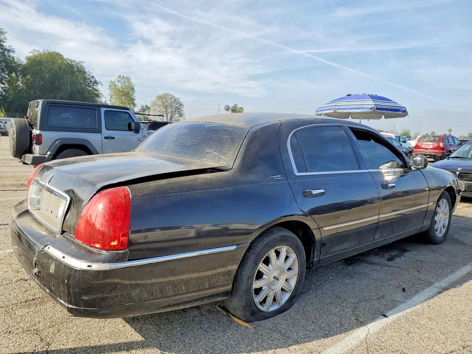 2011 Lincoln Town car Signature Limited