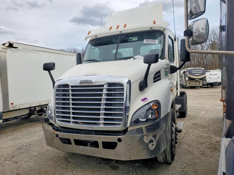 2017 Freightliner Cascadia 113 Semi Truck