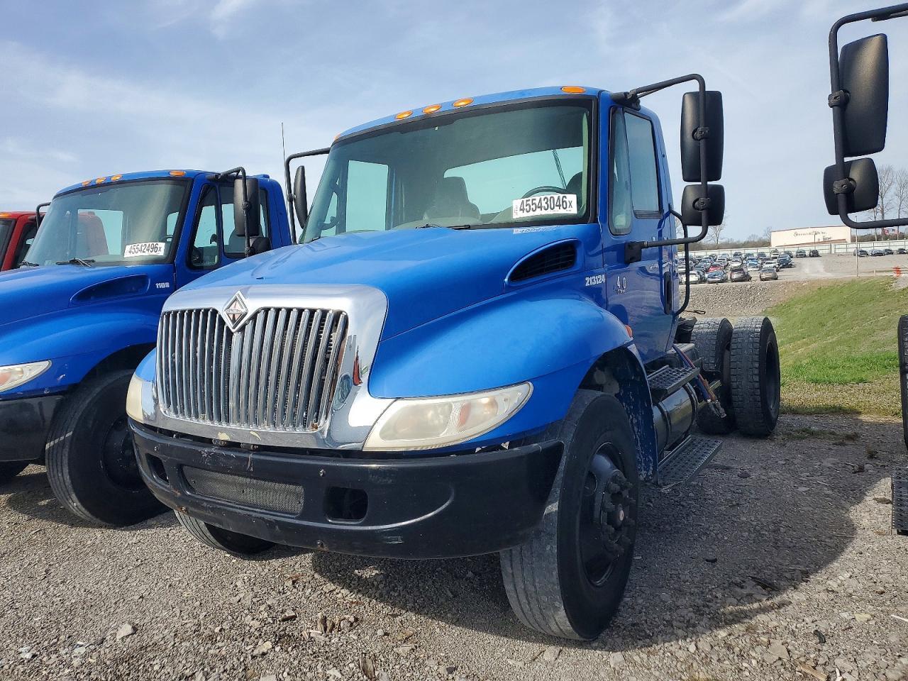 2002 International 4400 Semi Truck