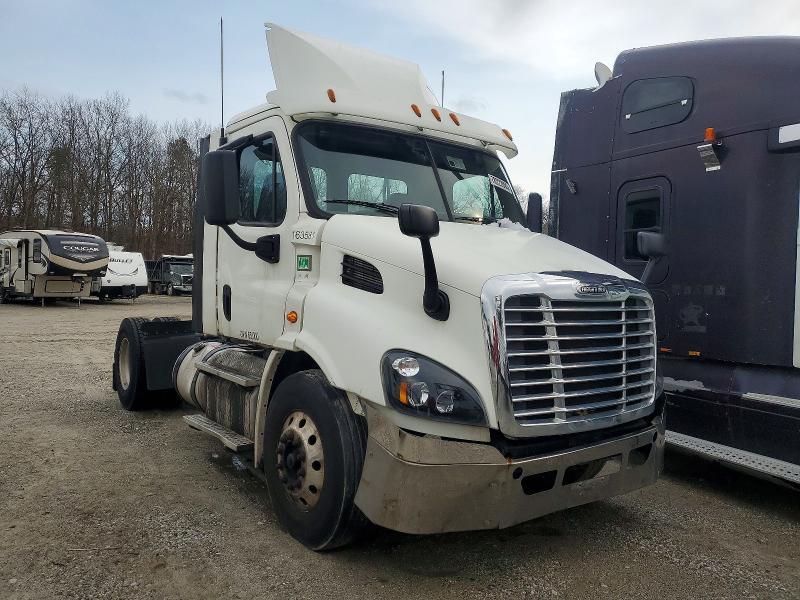 2017 Freightliner Cascadia 113 Semi Truck
