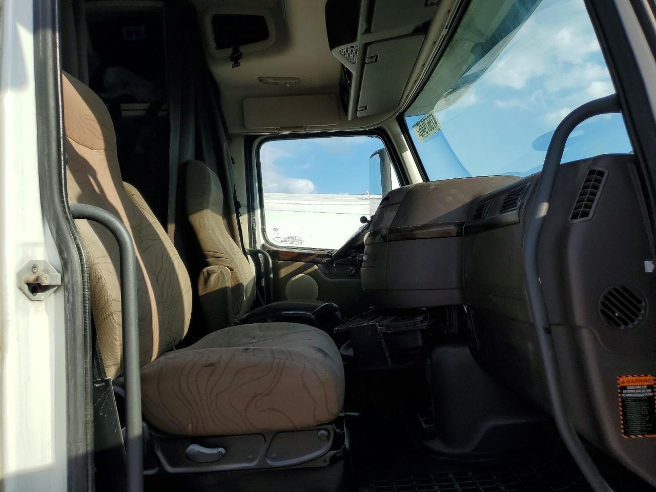 2013 Volvo VNL Semi Truck