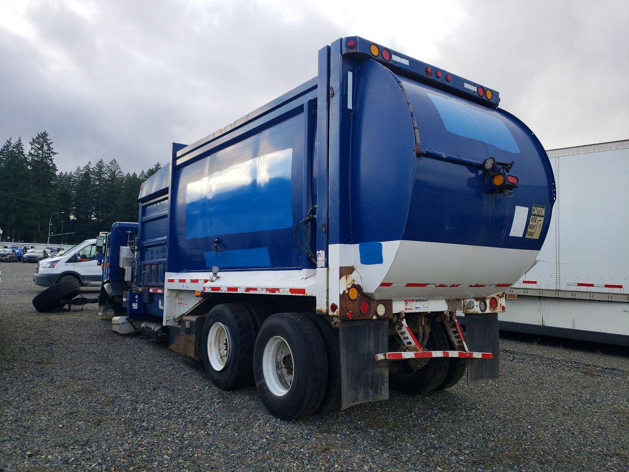 2011 Peterbilt 320