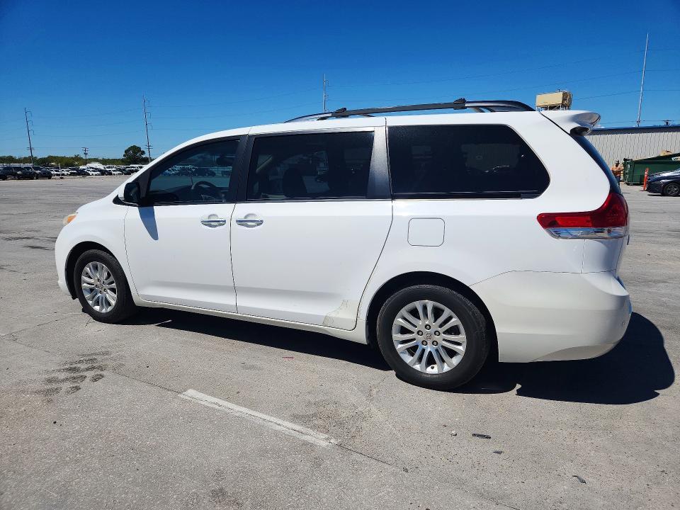 2014 Toyota Sienna xle 8-passenger