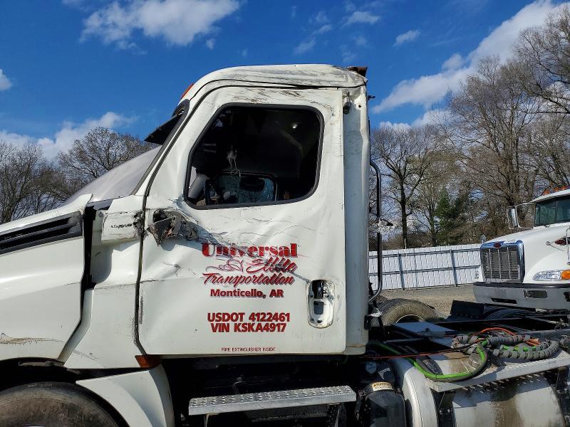 2019 Freightliner Cascadia 126 Semi Truck