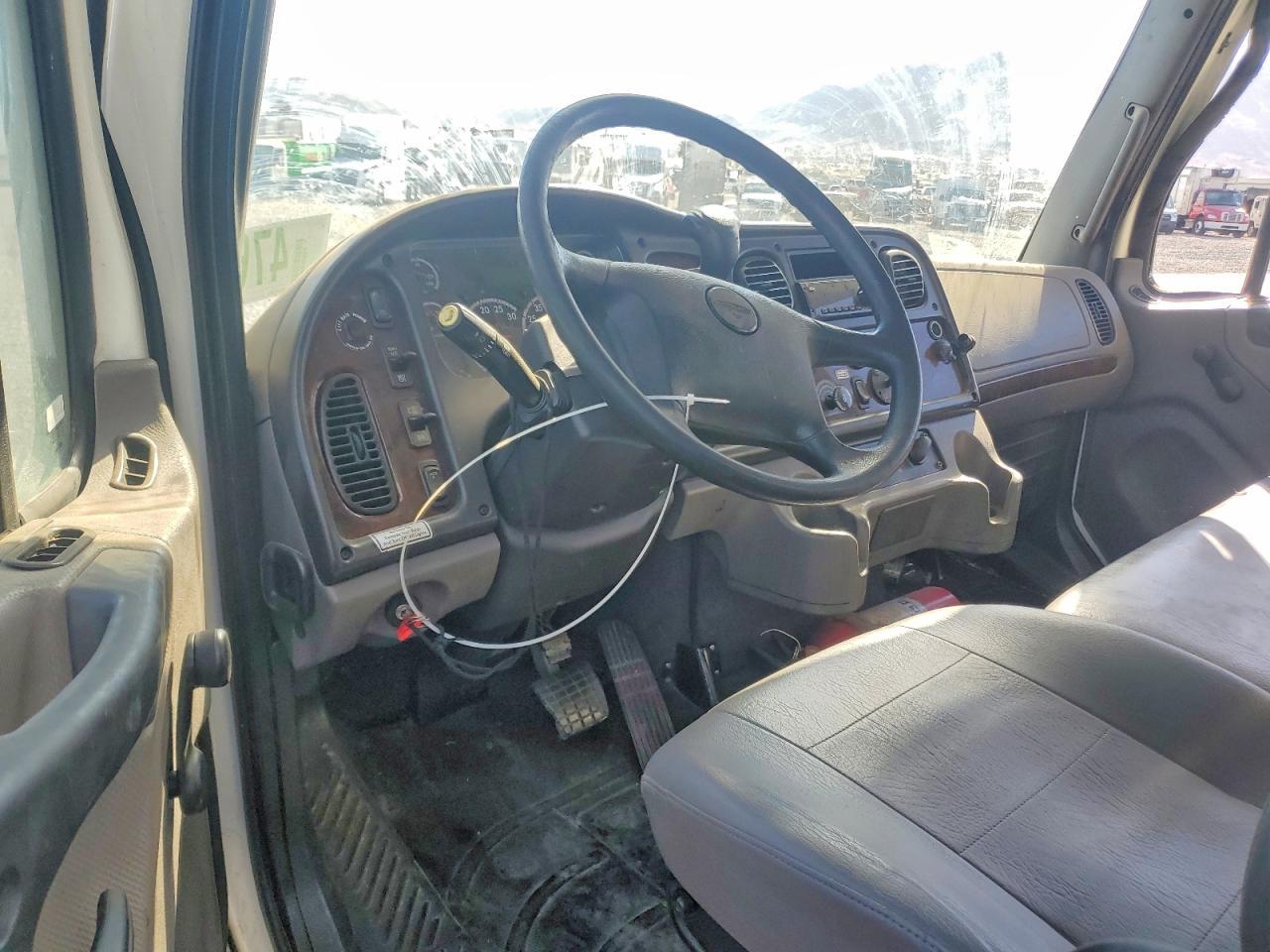 2020 Freigliner 2020 Freightliner Business Class M2 BOX Truck