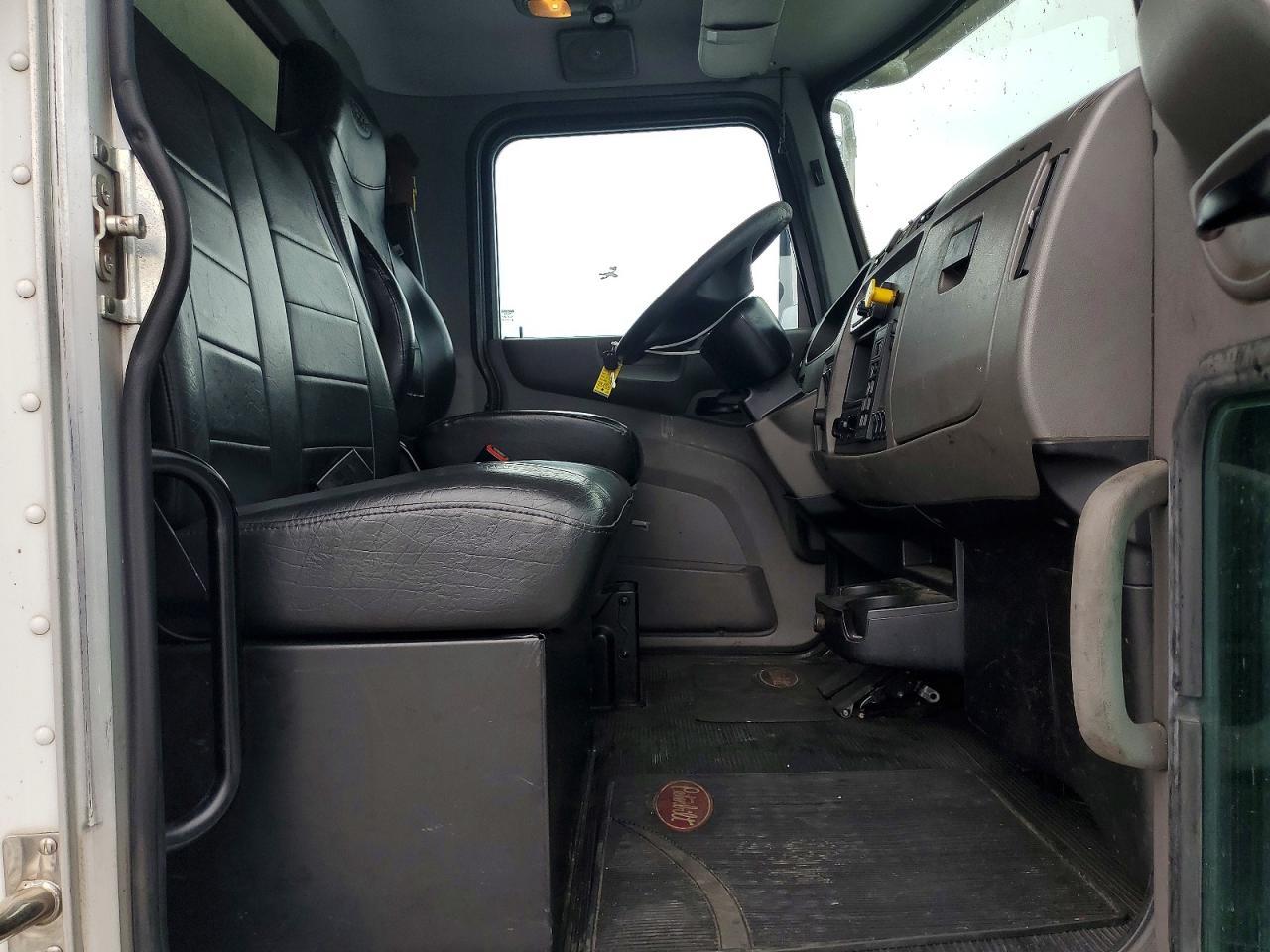 2019 Peterbilt 337 BOX Truck