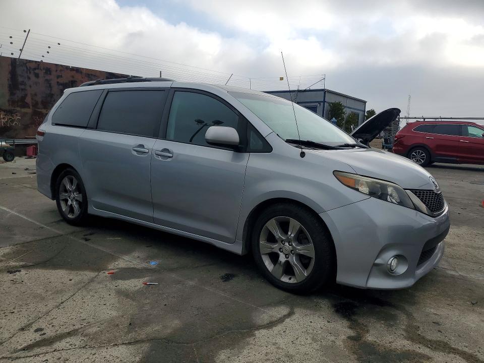 2012 Toyota Sienna se 8-passenger