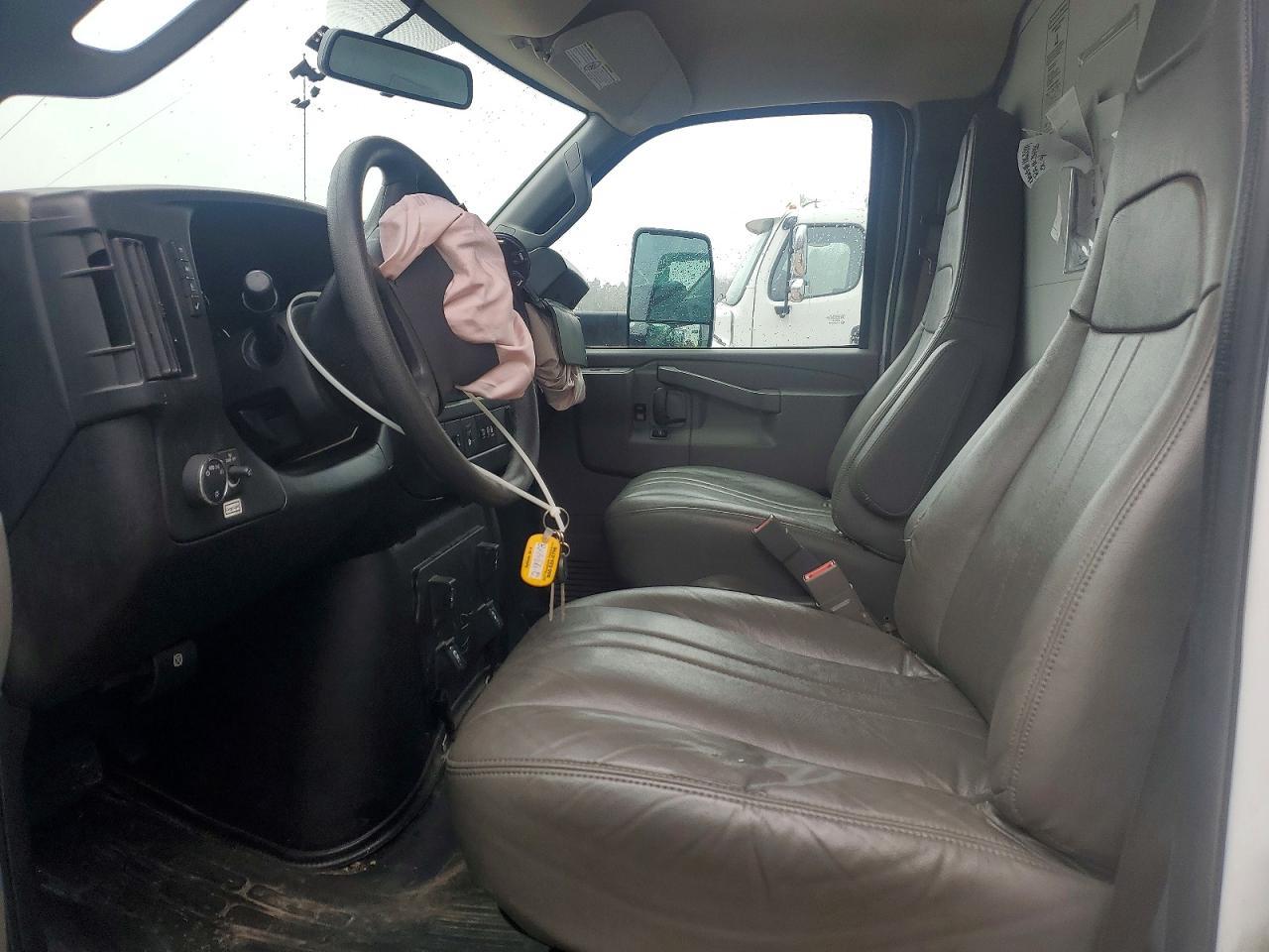 2023 Chevrolet Express G3500 BOX Truck