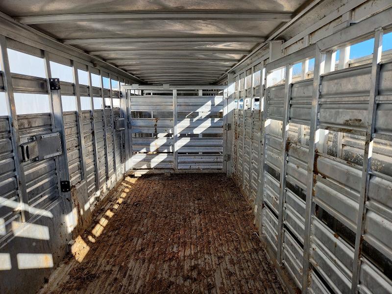 2010 Feat - Featherlite 2010 Featherlite 8127 Livestock Trailer