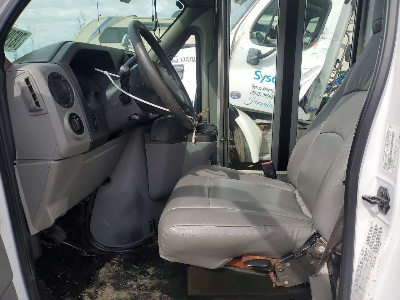 2018 Ford Econoline E350 Super Duty Cutaway Van