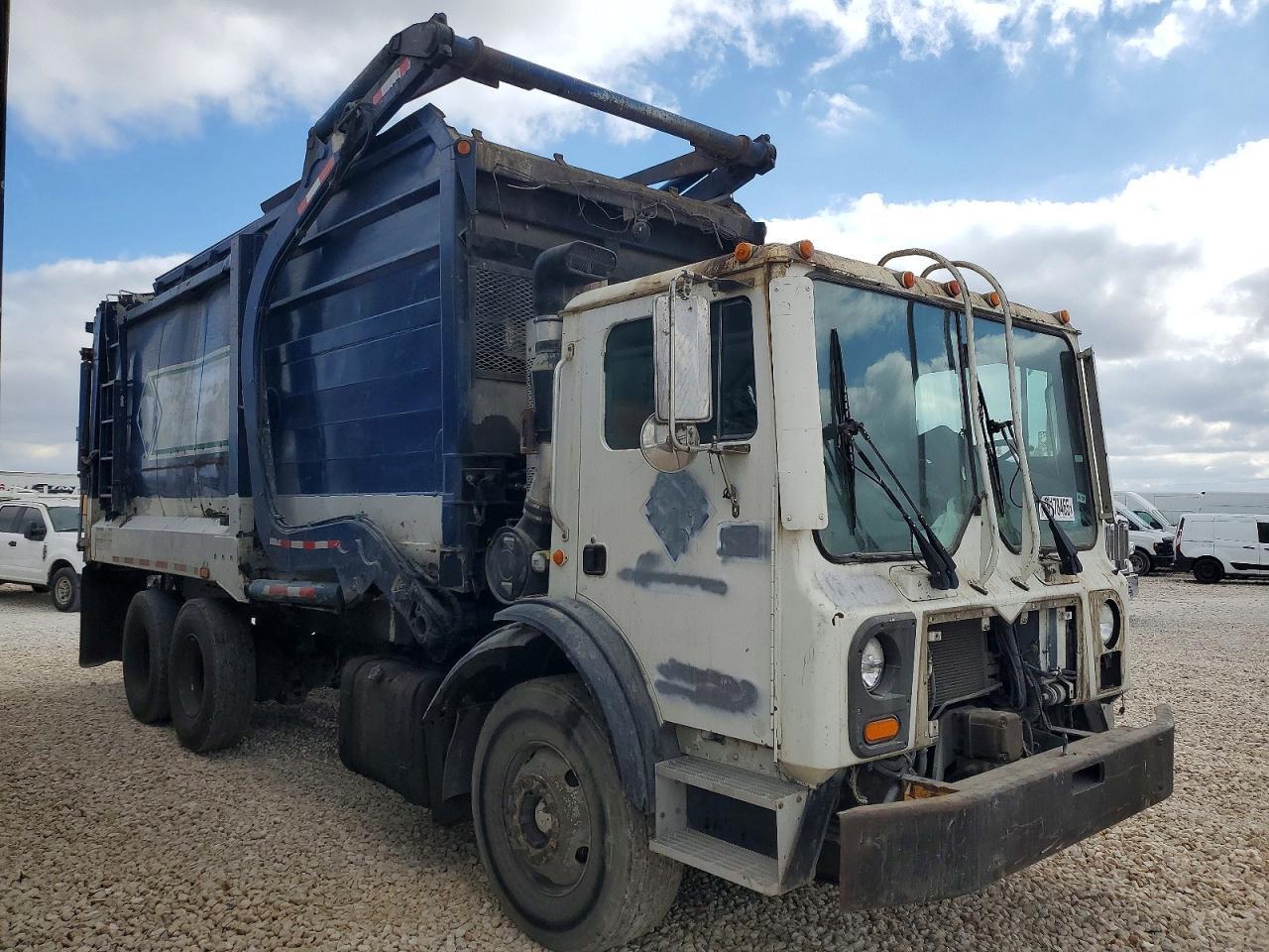 2011 Mack MRU613 Refuse Truck