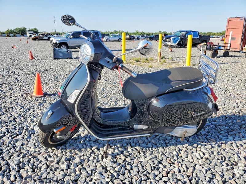 2022 Vespa GTS RST / SEI Giorni