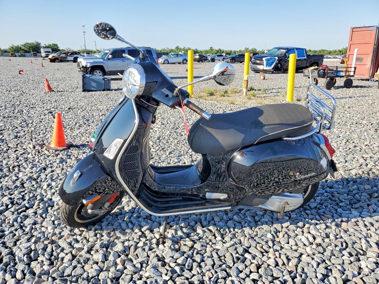 2022 Vespa GTS RST / SEI Giorni