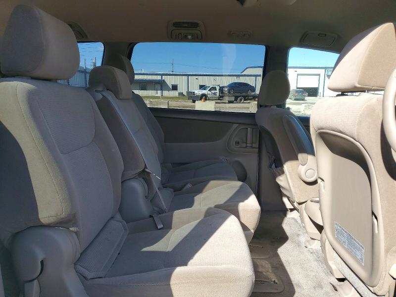 2004 Toyota Sienna le 8 Passenger
