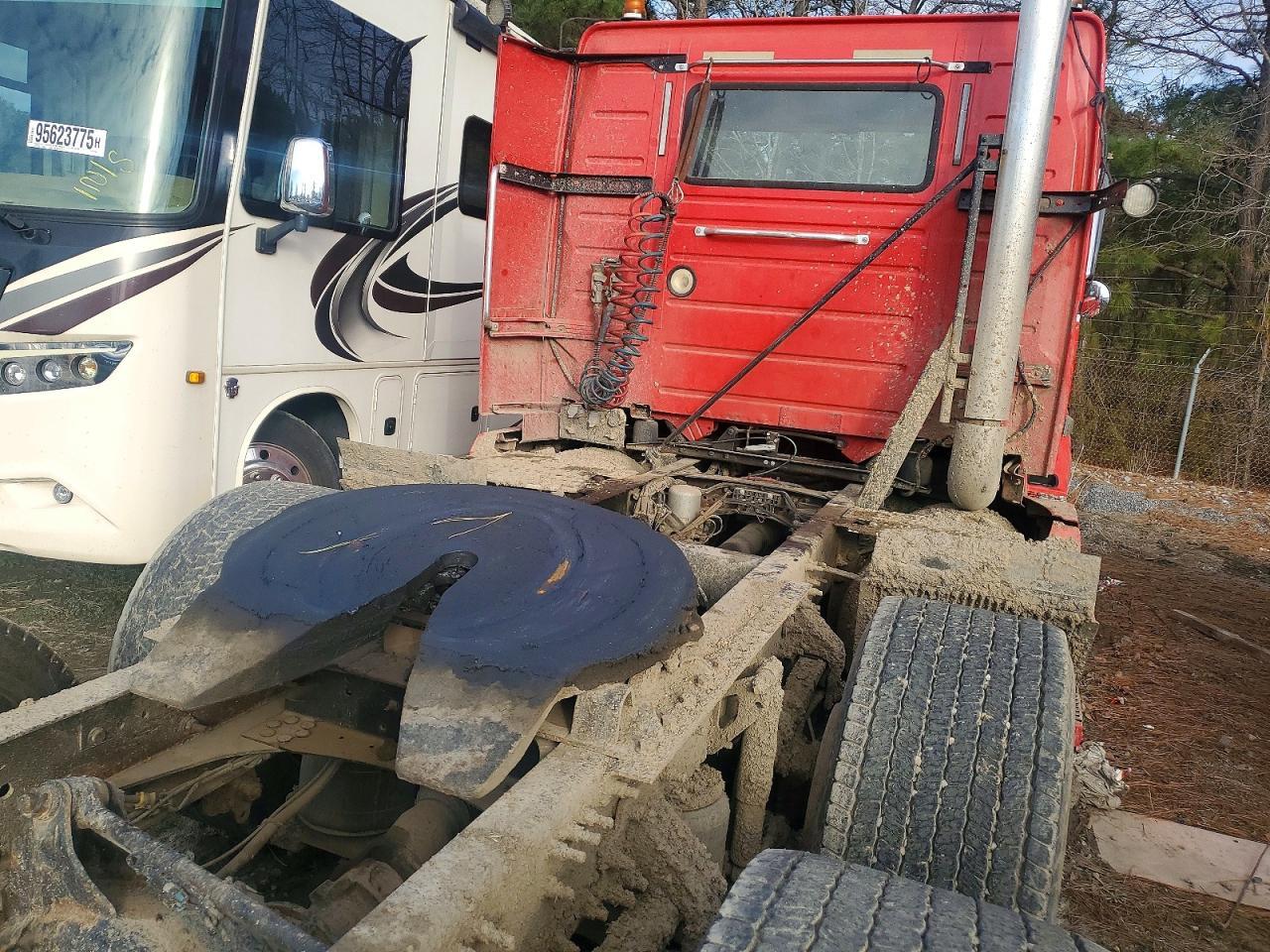 2010 Volvo VNL Semi Truck